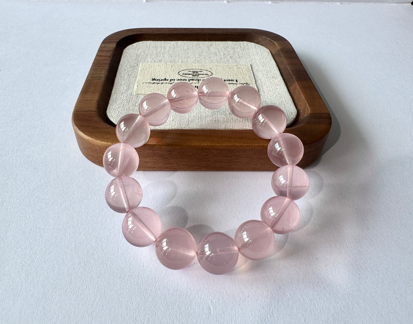 Rose quartz (水透体粉晶)
